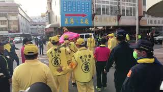 媽祖穿過狹窄的辦公桌駐駕，讓伯國的員工又驚又喜
