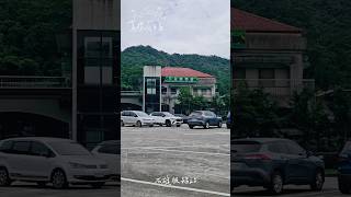 石碇服務區座落於國道5號4K，是高速公路唯一位於平面道路的服務區。石碇是個台北郊區樸實的山城 , 有山有水更有著數不完的觀光及藝文寶藏。兩溪聚集、人文薈萃，孕育出豐富的風土民情、峻山秀水。