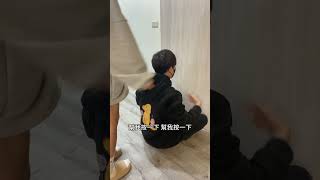 最近肩頸很酸痛 幸好我妹妹很體貼 讓我的頭也跟著痛.. 貼你媽 看我會不會捶死妳 #黃帝 #後宮娛樂 #reels #tiktok #shorts #fyp #雙胞胎 #小妮 #按摩 #搞笑
