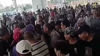 【中国就业市场现状】7月20日，一名老板进入山东青岛胶州劳务市场后，随即遭遇大量工人哄抢（争抢工作机会）。