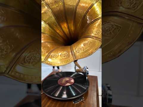 How to play a gramophone #ces2024 #ces #gramophone #vintage