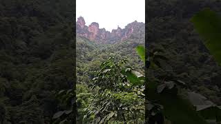 佛光岩景点，赤水丹霞景区，3景点相距很远，燕子岩和大瀑布挨得近些，佛光岩相对单独在一处，很远。贵州省十一旅游，补上传视频