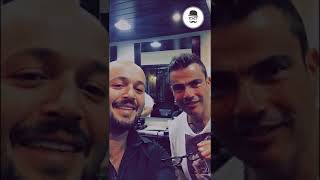 شوف تواضع عمرو دياب بيحلق شعره وسط الناس عادى