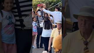 Can’t stop laughing 😆 Tom mime Seaworld antics #seaworldmime #funny #tomthemime #shorts