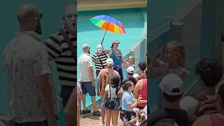 🤡Tom Mime kiss under umbrella☂️in SeaWorld Orlando #mime #laugh #smile#funny #seaworld #enjoy #happy