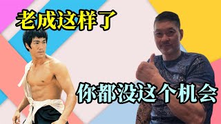 63岁周比利定居国外，头发花白变化大，要是李小龙还活着也成这样