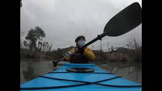 在农村的河道中划海洋舟Rowing an ocean boat in the river