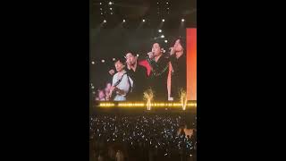 五月天+F4 笑忘歌「我和你 都约好了要再唱这首笑忘歌这一生志愿只要平凡快乐 谁说这样不伟大呢！#五月天 #F4 #五月天阿信 ＃五月天演唱会 #5525回到那一天 #台北大巨蛋 转脆#相信音乐