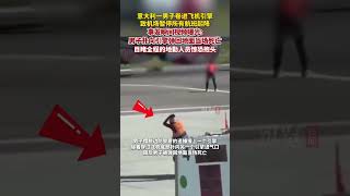意大利一男子卷進飛機引擎致機場暫停所有航班起降，事發瞬間視頻曝光：男子擺脫警察追捕，撲向引擎進氣口被彈回地面當場死亡。