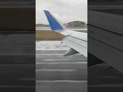 Very late touchdown on wet runway in Fresno (FAT)! #aviation #e175 #fresno