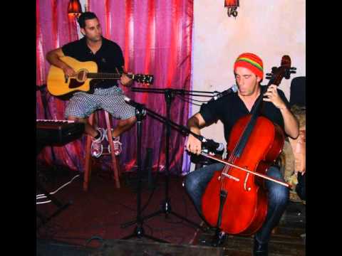 נדב ואסף מתאמנים על Bittersweet Symphony  בפארק הירקון