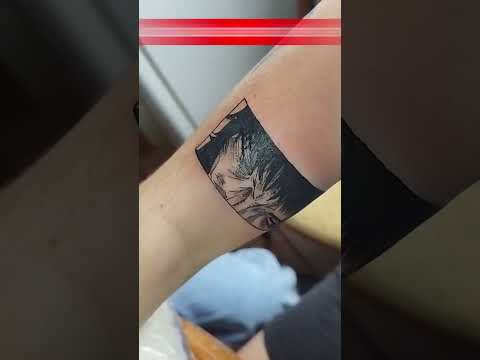 SE TATUÓ EL PANEL DE UN MANGA RECIÉN ESTRENADO