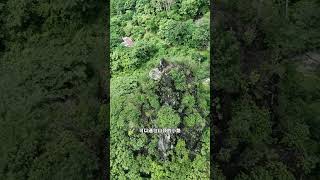 广东清远在一石山顶上，发现一座古墓，四周并没有发现通往山顶的路，也不知道材料是如何运上去的#古墓#旅行推荐官 #航拍