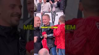 The little fan had a big heart and was rewarded 😍❤️