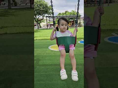 綾綾玩盪鞦韆好開心
