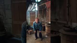 大山深处的贫寒之家，满目的陈旧与沧桑，老人的一脸无奈，让人心酸也让人落泪！ #观察人间 #人间真实 #留守老人的孤独生活 #愿天下老人安好