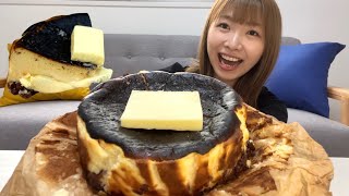 It's the best I've ever had. The creamy Basque cheesecake is so delicious I can't stop eating it.