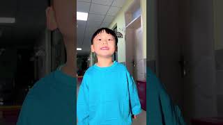 萌娃摔倒大哭，哥哥拿著雞腿穿越萬難來哄她，不料她卻只要媽媽！ #萌娃#兒童教育#搞笑#熊孩子