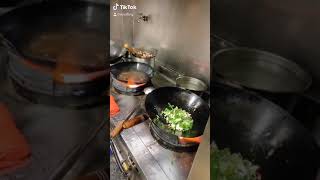 台中市西區好小子鵝肉擔仔麵，最喜歡看快炒師父的這般功夫厲害