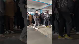 高中学生中午放学火速跑到食堂排队抢饭