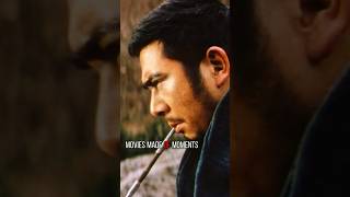 Zatoichi sat on the tribute silver that the robbers had robbed.座头市坐在了强盗们抢劫的贡银上。《座头市千两首》（1964）导演：池广一夫