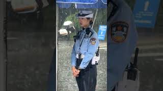 一場大雨把兔子警官困在傘下，腳邊積水都快成小河了，她卻依舊鎮定自若！#交警正能量 #現場拍攝 #杭州西湖 #李語蔚