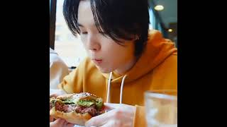 suga eating burger 🍔🥢#suga#btseating#bts#jungkook#jimin#yoongi#viral#youtubeshorts#shortsfeed#reels