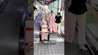 그 소녀는 잘못된 길로 가고 있어요