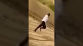 中国官员滑沙摔倒，姿势太搞笑