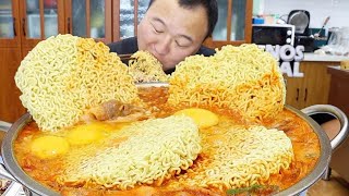 晚上和朋友喝酒，阿强早起做了一大碗热气腾腾的泡面，大口吸面太过瘾啦【cram阿强】