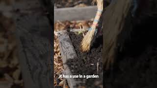 Wooden raised beds cleaned with a broom. #compost #raisedbed #nodig #vrtobilja #gardening #broom