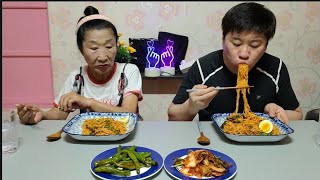 ☆ Mukbang of spicy bibim noodles, stir-fried chili peppers, and pickled vegetables that will whet...
