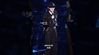站在高处彩排的宝宝(不是要渲染什么情绪，但是真的会担心，即使宝宝在微博回复里反复确认了很安全才去做的) #周深 #zhoushen