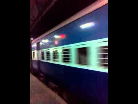 WCAM-3 Mumbai Hwh Mail passing thru Thane stn...