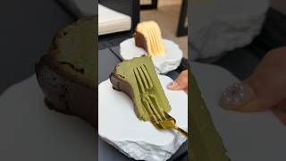 とろける濃厚バスクチーズケーキ🤤飲めるくらいとろとろのプレーン、濃いいい抹茶、どっちが食べたい？#東京グルメ #japanesefood #cheesecake #matcha #大好物は高カロリー