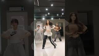 Newjeans - How Sweet || Rozia ll ‪IZMA #Streetdance #Vogue #Voguing #kpop #Newjeans #NJZ #Howsweet