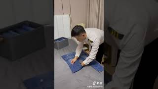 夏天悄悄的过去了，迎来了衣橱换季，#整理师 教你牛仔裤不起皱的叠法学起来！ #整理衣物 #叠衣服