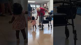 Little girl surprises strangers with kindness 🥹❤️