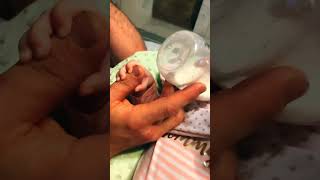 Heartwarming Moment: Dad Feeds Baby with Bottle#babyfeeding #dadlife #preciousmoments