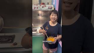 跟大家分享軟皮韭菜餡餅的做法，做法簡單，皮薄餡大！喜歡韭菜的朋友可以做起來由於時長不夠，分成兩集上傳噢
