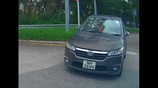 車CAM直擊 - 迴旋處停都冇停就衝出嚟，差少少俾佢買起！你等收信喇