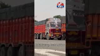 Mudslide Se Ruka Jammu-Srinagar Highway! Traffic Jam Awaits 🚗🌧️ #JammuNews #Mudslide