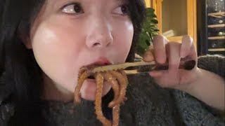 40歲媽媽的日常：喝酒、睡覺、偷吃爆辣海鮮，女兒：給我嚐嚐！【p孃駕到】