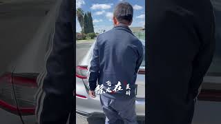 我是徐飞龙，浙江宁波人，宁波现代实业有限公司董事长，曾经是宁波商帮新一代的代表，80年代20岁的我已经是中国第一批“万元户”。如今，我在美国送外卖。