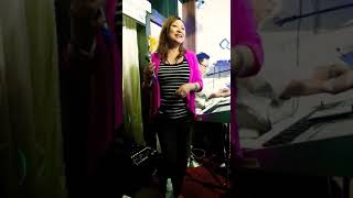 亞洲小姐最上鏡小姐蔡美蘭歌唱老師在意里奧雪糕音樂餐廳唱歌