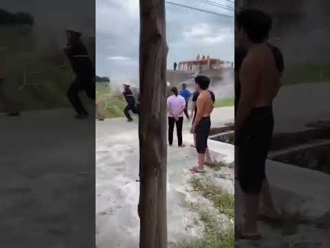 中共把中国人房子拆了，没房子住的农民在维权反抗然后被中共进行打捕！ #房子 #房地产 #遍地开花 #中共是一切灾难根源