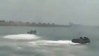 解放軍演習把兩棲登陸裝甲車是這樣子的使用，尖端武器現代化真不可思議