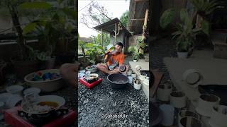 MANG UNI MEMBUAT GULUNGAN SENAR LAYANGAN DARI PARALON BEKAS