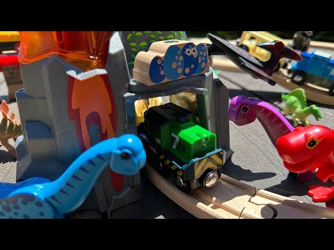 BRIO The Dinosaur World☆Volcano, cave tunnel, dinosaur nest, wooden rail course!