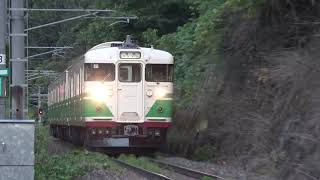 夕暮れ時、ヒグラシが鳴く山間の、しなの鉄道北しなの線を警笛を響かせ走行し、それぞれの駅へ向かう、しなの鉄道115系S7編成「初代JR長野色」と、しなの鉄道SR1系200番台S204編成。